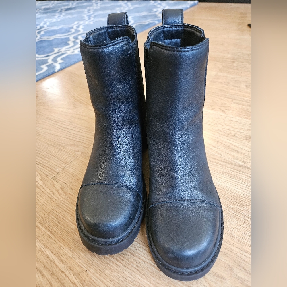 Sorel chelsea boots.